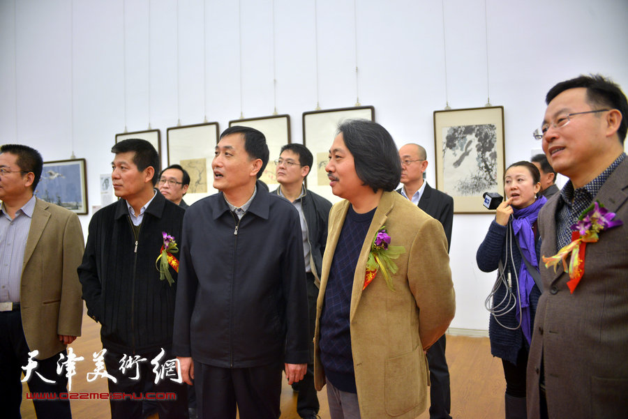 赵鸿友、贾广健、张桂元、范扬等在画展现场。