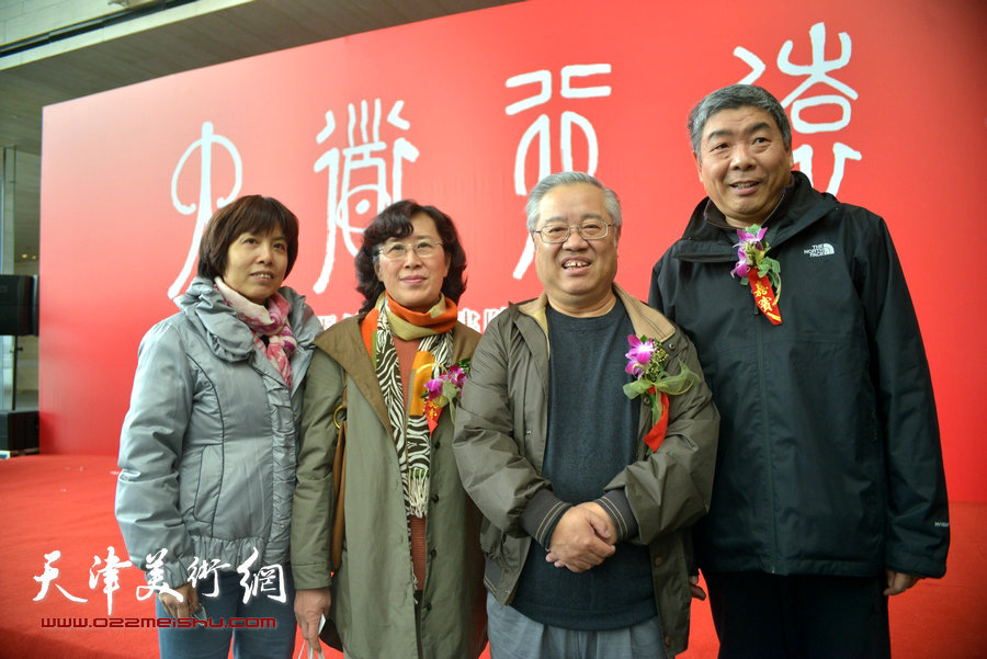 赵国经、王美芳与来宾在画展现场。