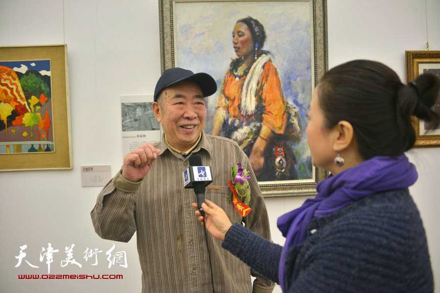 邓家驹在画展现场接受采访。