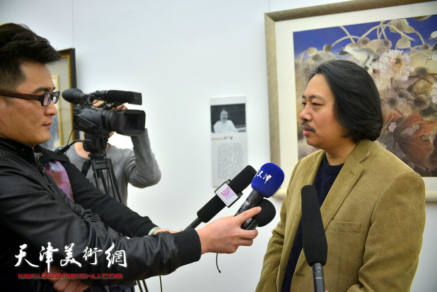贾广健在画展现场接受采访。