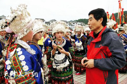 画家们很幸运地赶上了苗女大巡游