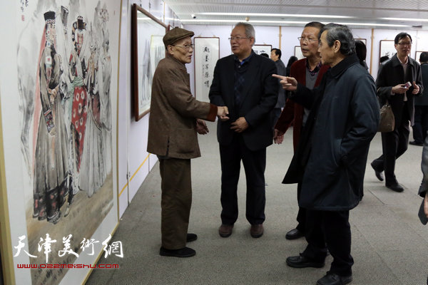 张恩祥陪同曹德兆、孙长康等观展