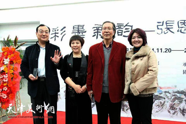 张恩祥、诺梵文化交流有限公司总经理甄永清陪同来宾在画展现场