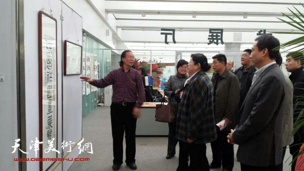 青海文化厅的来宾在现场观看展品