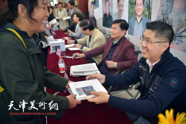 程亚杰在杜仲华新书《光环的背后：我与名人》首发签售会上