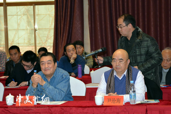图为尹沧海、陈绶祥在“龙城画派”艺术研讨会上。