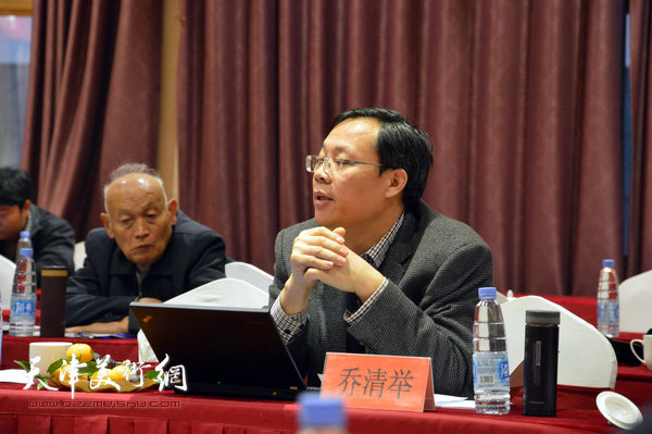 图为南开大学哲学院中国哲学专业博士生导师乔清举在“龙城画派”艺术研讨会上发言。