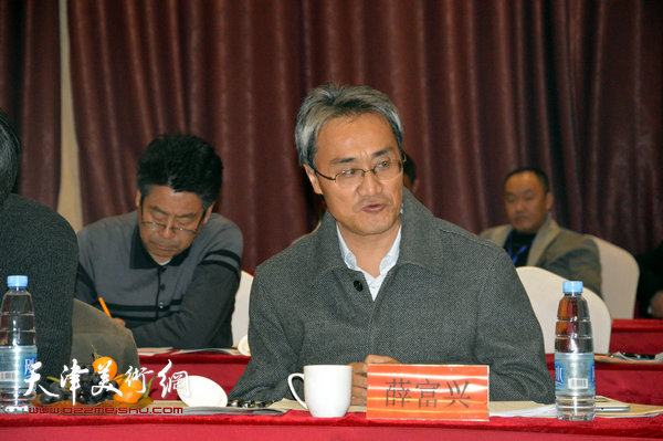 图为南开大学中国美学教研室主任、博士生导师薛富兴在“龙城画派”艺术研讨会上发言。