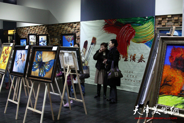 “绘画，与生俱来”油画展在天津高新区智慧山艺术中心开展，图为展览现场。