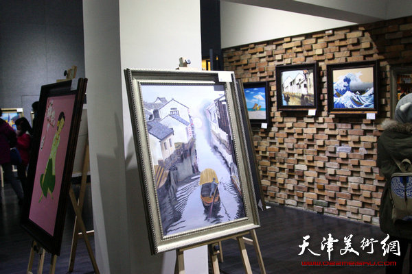 “绘画，与生俱来”油画展在天津高新区智慧山艺术中心开展，图为展览现场。