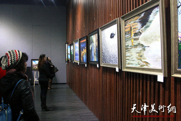 “绘画，与生俱来”油画展在天津高新区智慧山艺术中心开展，图为展览现场。