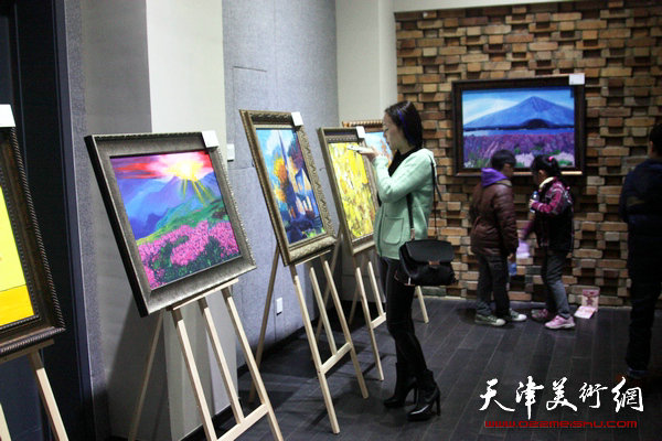 “绘画，与生俱来”油画展在天津高新区智慧山艺术中心开展，图为展览现场。