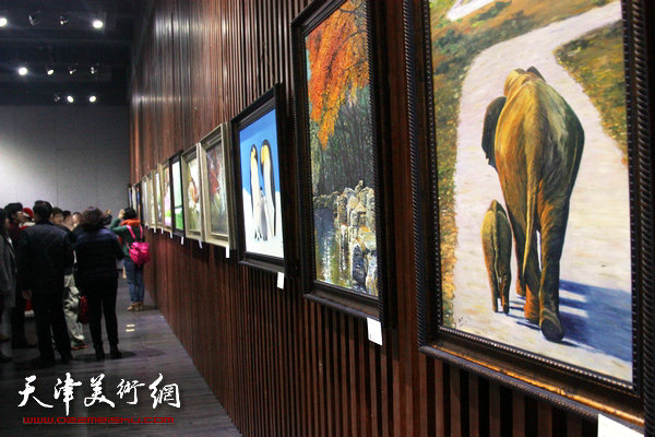 “绘画，与生俱来”油画展在天津高新区智慧山艺术中心开展，图为展览现场。
