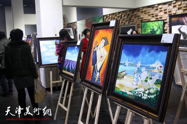 “绘画，与生俱来”油画展在天津高新区智慧山艺术中心开展，图为展览现场。