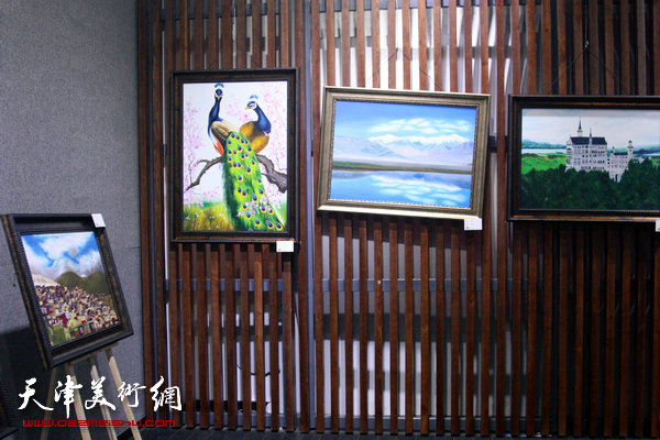 “绘画，与生俱来”油画展在天津高新区智慧山艺术中心开展，图为展览现场。