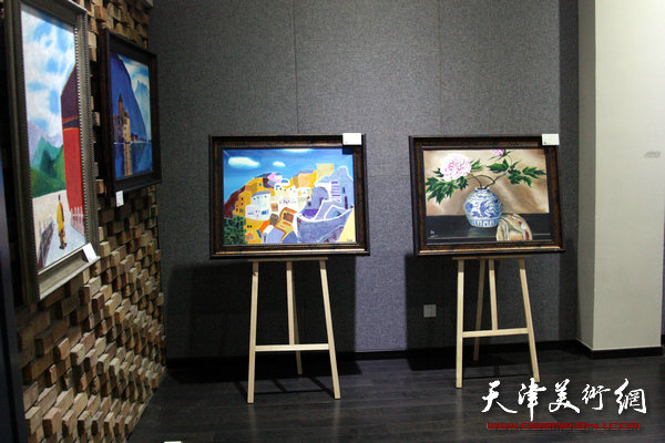 “绘画，与生俱来”油画展在天津高新区智慧山艺术中心开展，图为展览现场。