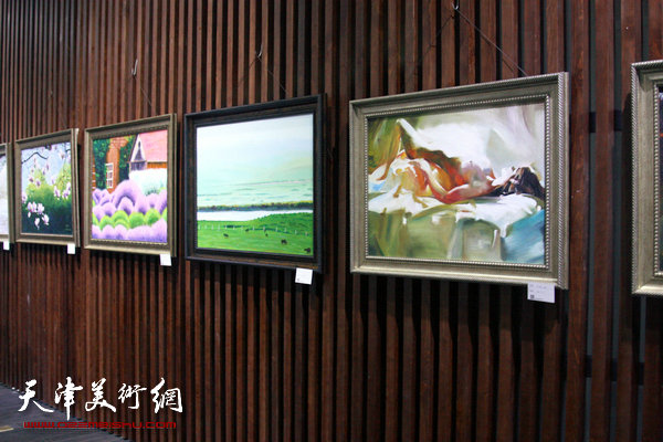 “绘画，与生俱来”油画展在天津高新区智慧山艺术中心开展，图为展览现场。