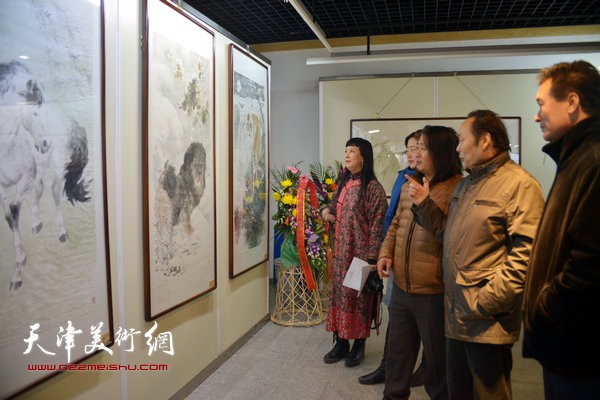 向中林、孙富泉、陈之海、黄雅丽在书画展上观看展品