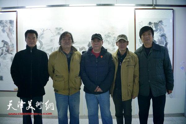 左起：陈之海、翟洪峰、郭凤翔、王印强、翟洪涛在书画展上