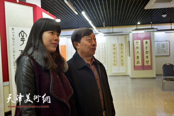 李祥平与来宾在书画展上