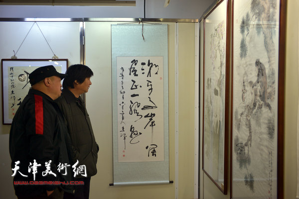 翟洪涛与来宾在书画展上观看作品