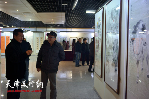 陈之海与来宾在书画展上观看作品