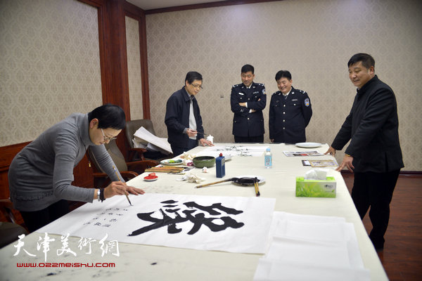 天津书画名家送文化到基层，慰问梨园监狱政法干警现场。