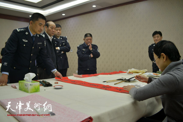天津书画名家送文化到基层，慰问梨园监狱政法干警现场。