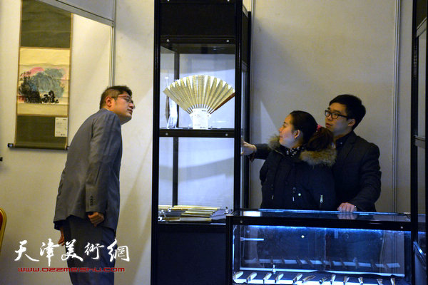 12月12日上午，中诺国际2014秋季艺术品拍卖会预展在天津迎宾馆举行，图为现场展示即将上拍的“乾隆御扇”。