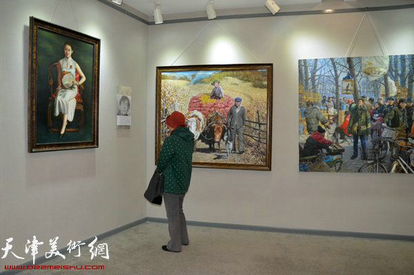 图为画展现场。