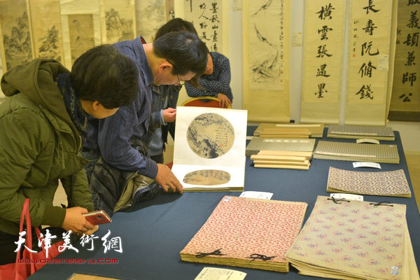 中诺国际2014秋季艺术品拍卖会预展12日—13日在天津迎宾馆举行，图为现场。