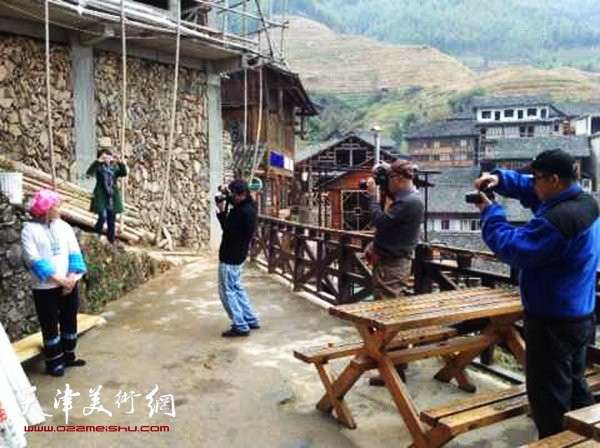 天津画院画家深入生活赴广西采风写生活动启动，图为画家们在壮族山区采风。