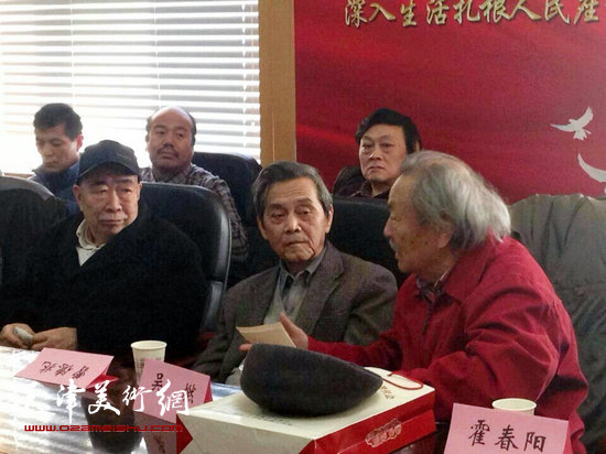 天津市美术界深入贯彻习总书记重要讲话精神，深入生活扎根人民座谈会17日召开，图为吴燃在座谈会上发言。