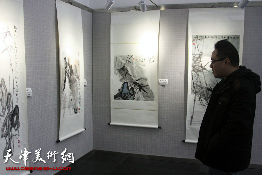 “马寒松、史振岭、张运河、李响—墨彩流泉中国画展”在天津图书馆举行，图为