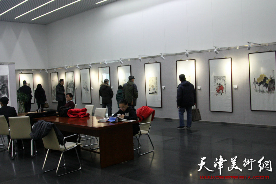 “马寒松、史振岭、张运河、李响—墨彩流泉中国画展”在天津图书馆举行，图为