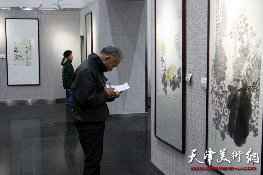 “马寒松、史振岭、张运河、李响—墨彩流泉中国画展”在天津图书馆举行，图为展览现场。