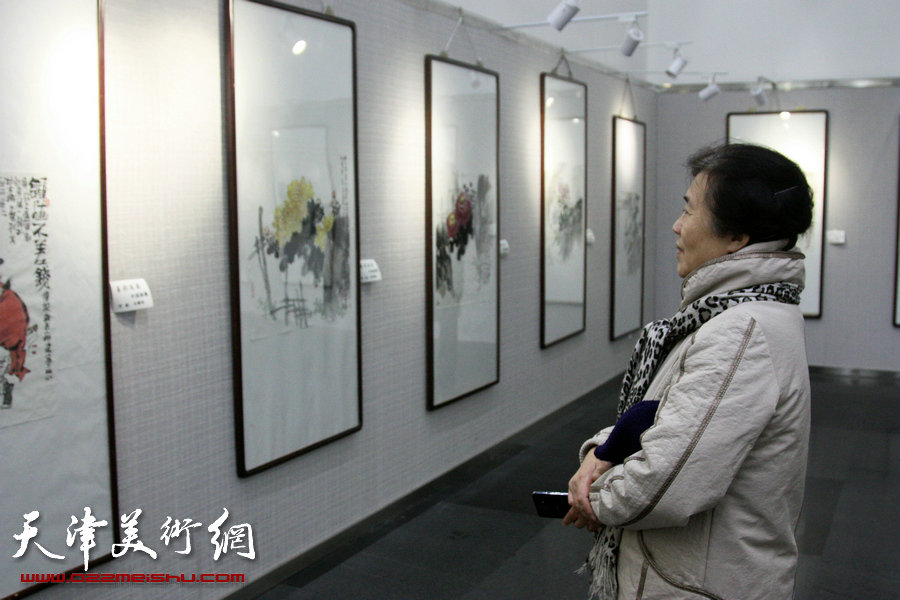 “马寒松、史振岭、张运河、李响—墨彩流泉中国画展”在天津图书馆举行，图为展览现场。