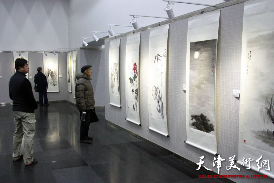 “马寒松、史振岭、张运河、李响—墨彩流泉中国画展”在天津图书馆举行，图为展览现场。