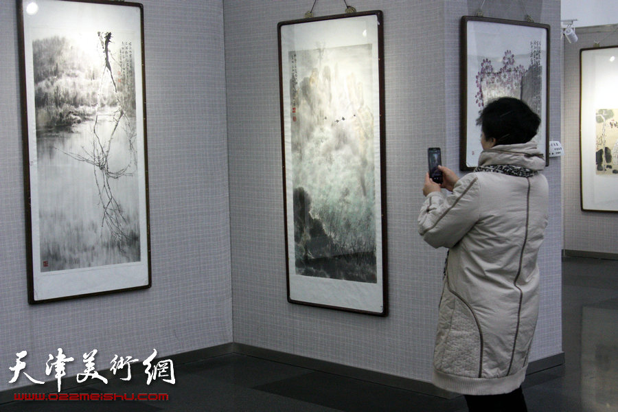 “马寒松、史振岭、张运河、李响—墨彩流泉中国画展”在天津图书馆举行，图为展览现场。