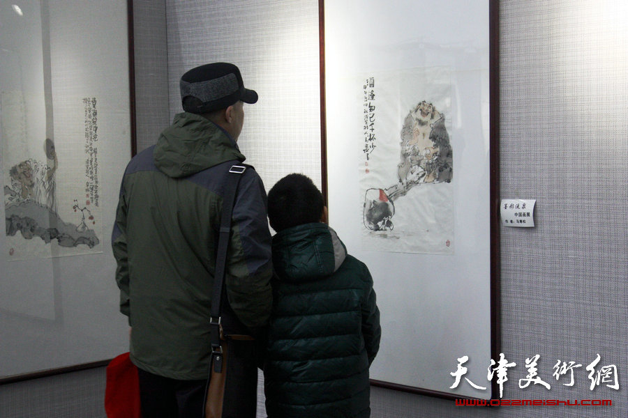 “马寒松、史振岭、张运河、李响—墨彩流泉中国画展”在天津图书馆举行，图为展览现场。