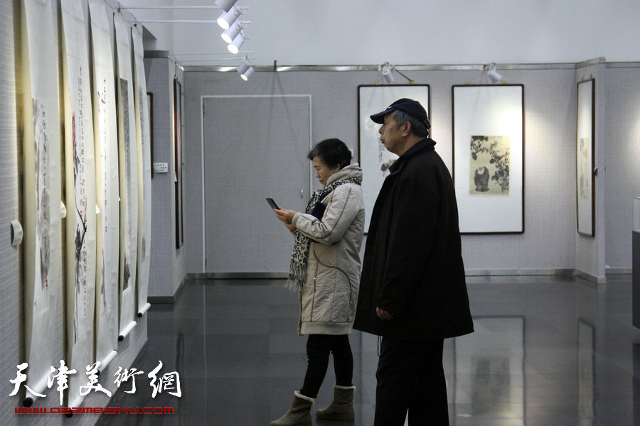 “马寒松、史振岭、张运河、李响—墨彩流泉中国画展”在天津图书馆举行，图为展览现场。