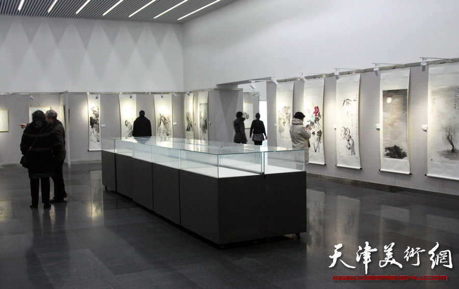 “马寒松、史振岭、张运河、李响—墨彩流泉中国画展”在天津图书馆举行，图为展览现场。