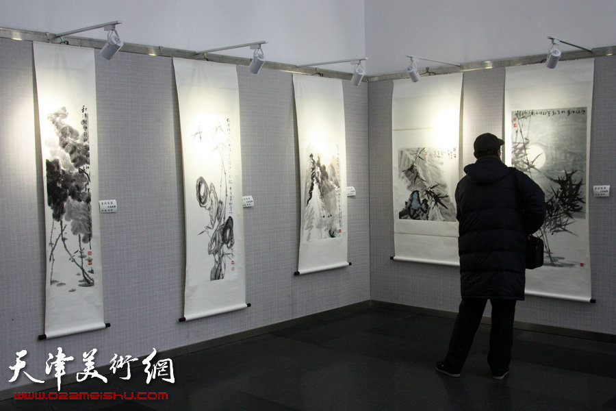 “马寒松、史振岭、张运河、李响—墨彩流泉中国画展”在天津图书馆举行，图为展览现场。