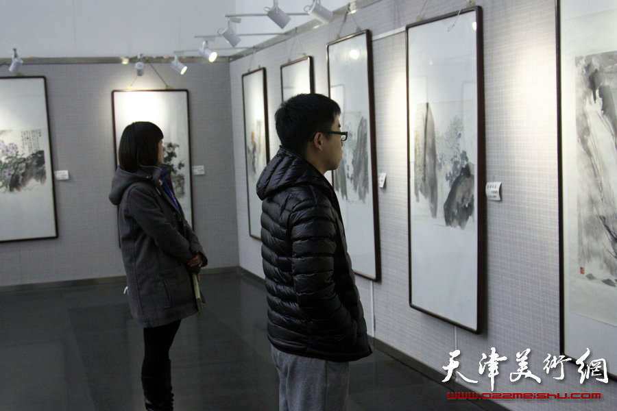 “马寒松、史振岭、张运河、李响—墨彩流泉中国画展”在天津图书馆举行，图为展览现场。