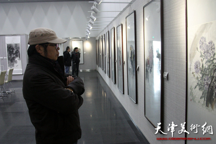 “马寒松、史振岭、张运河、李响—墨彩流泉中国画展”在天津图书馆举行，图为展览现场。