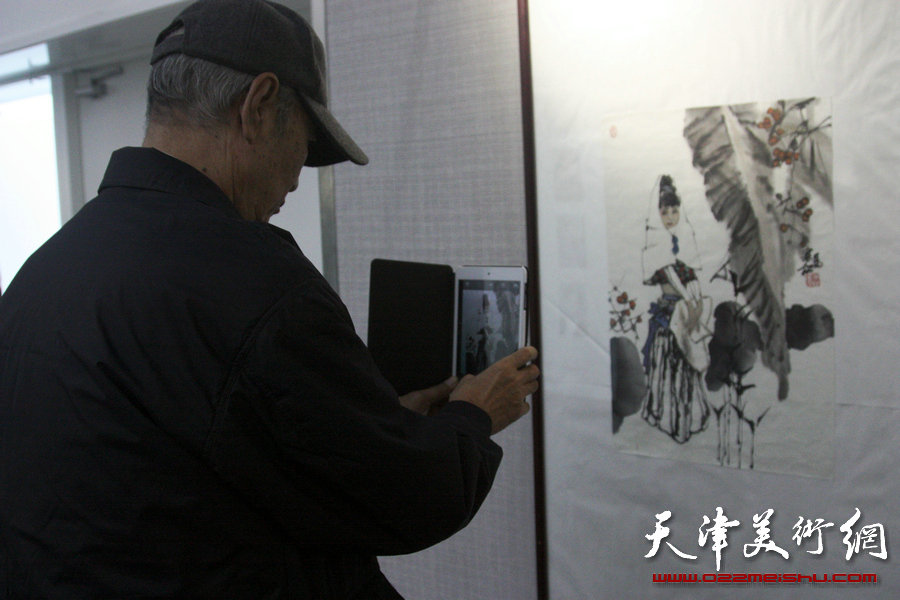 “马寒松、史振岭、张运河、李响—墨彩流泉中国画展”在天津图书馆举行，图为展览现场。
