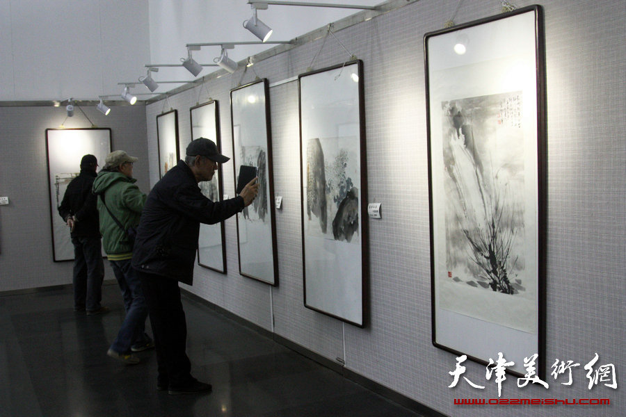 “马寒松、史振岭、张运河、李响—墨彩流泉中国画展”在天津图书馆举行，图为展览现场。