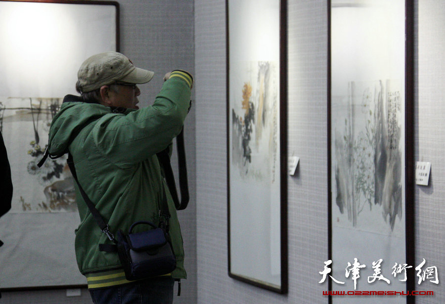 “马寒松、史振岭、张运河、李响—墨彩流泉中国画展”在天津图书馆举行，图为展览现场。