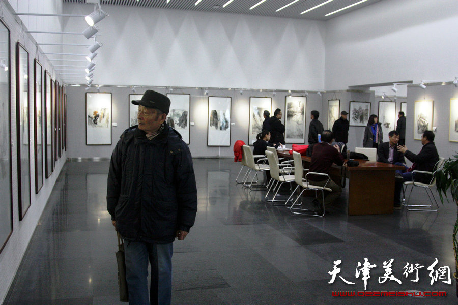 “马寒松、史振岭、张运河、李响—墨彩流泉中国画展”在天津图书馆举行，图为展览现场。