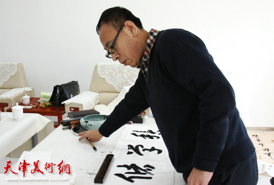 津门书画家走进国家海洋博物馆活动在中新生态城渤海监测监视基地举行，图为王炳学。